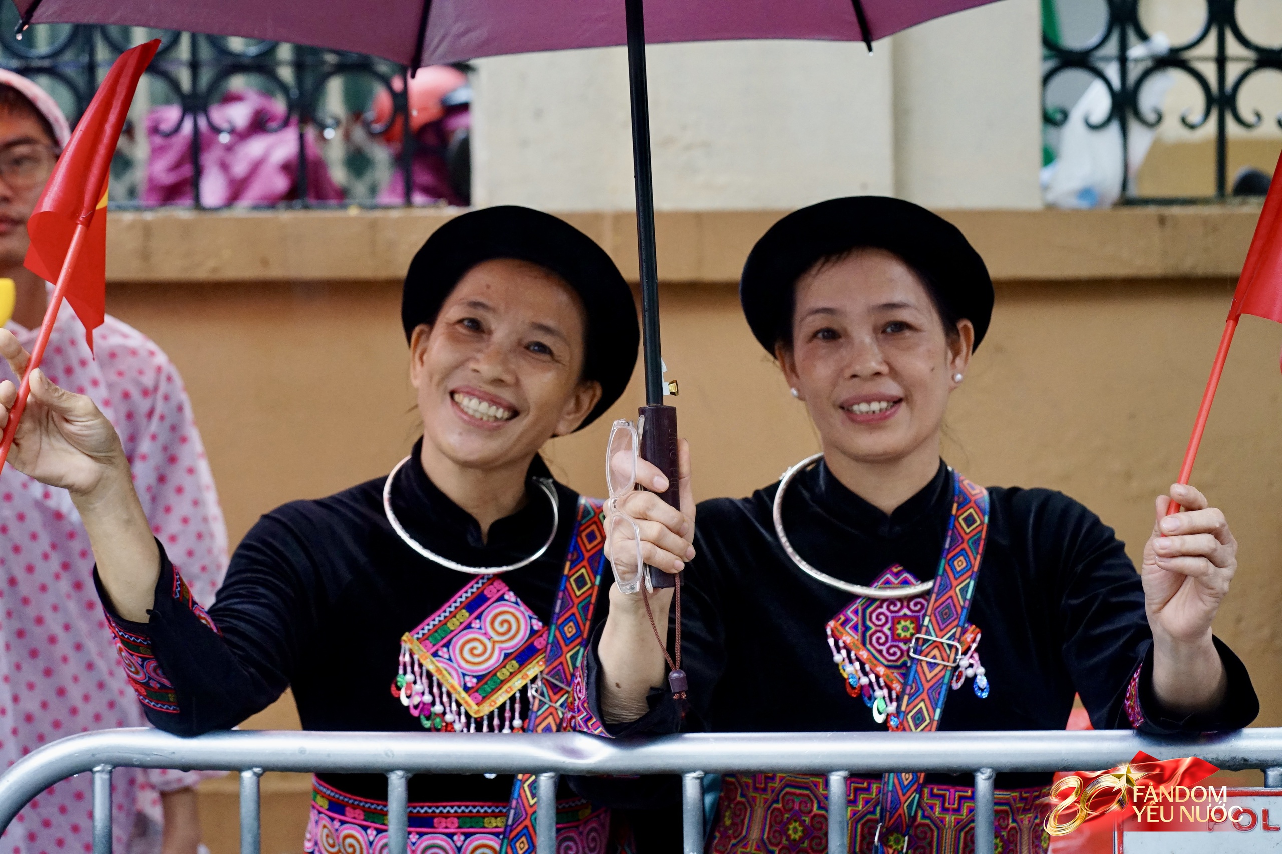 Không khí rộn ràng trong mưa: Có mặt từ 4-5h sáng, một nhóm hội cựu chiến binh hát vang ca khúc lịch sử giữa lòng Thủ đô- Ảnh 5. Không khí rộn ràng trong mưa: Có mặt từ 4-5h sáng, một nhóm hội cựu chiến binh hát vang ca khúc lịch sử giữa lòng Thủ đô- Ảnh 5.