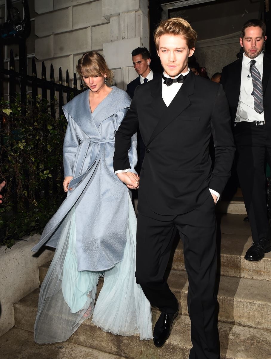 Taylor Swift có hơn chục anh tình cũ hạng A, tại sao cuối cùng lại cưới cầu thủ còn nghèo hơn mèo cưng của mình?- Ảnh 12. Taylor Swift có hơn chục anh tình cũ hạng A, tại sao cuối cùng lại cưới cầu thủ còn nghèo hơn mèo cưng của mình?- Ảnh 12.