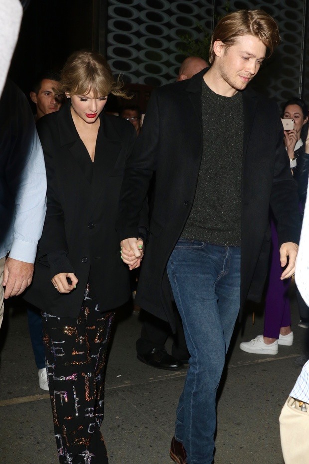 Taylor Swift có hơn chục anh tình cũ hạng A, tại sao cuối cùng lại cưới cầu thủ còn nghèo hơn mèo cưng của mình?- Ảnh 11. Taylor Swift có hơn chục anh tình cũ hạng A, tại sao cuối cùng lại cưới cầu thủ còn nghèo hơn mèo cưng của mình?- Ảnh 11.