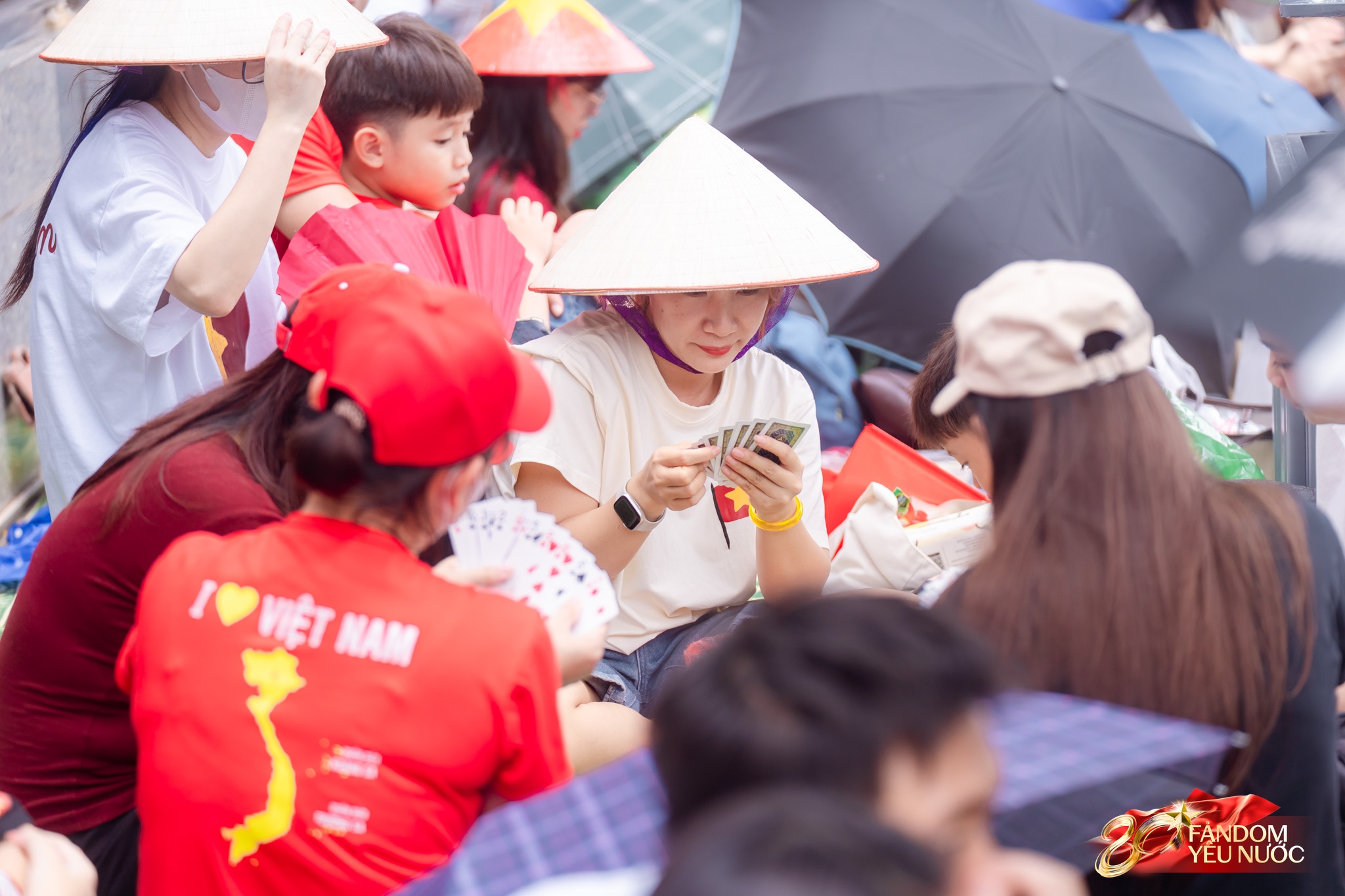 C&aacute;c khối diễu binh diễu h&agrave;nh tươi cười vẫy tay ch&agrave;o người d&acirc;n tr&ecirc;n đường di chuyển về Quảng trường Ba Đ&igrave;nh- Ảnh 5.