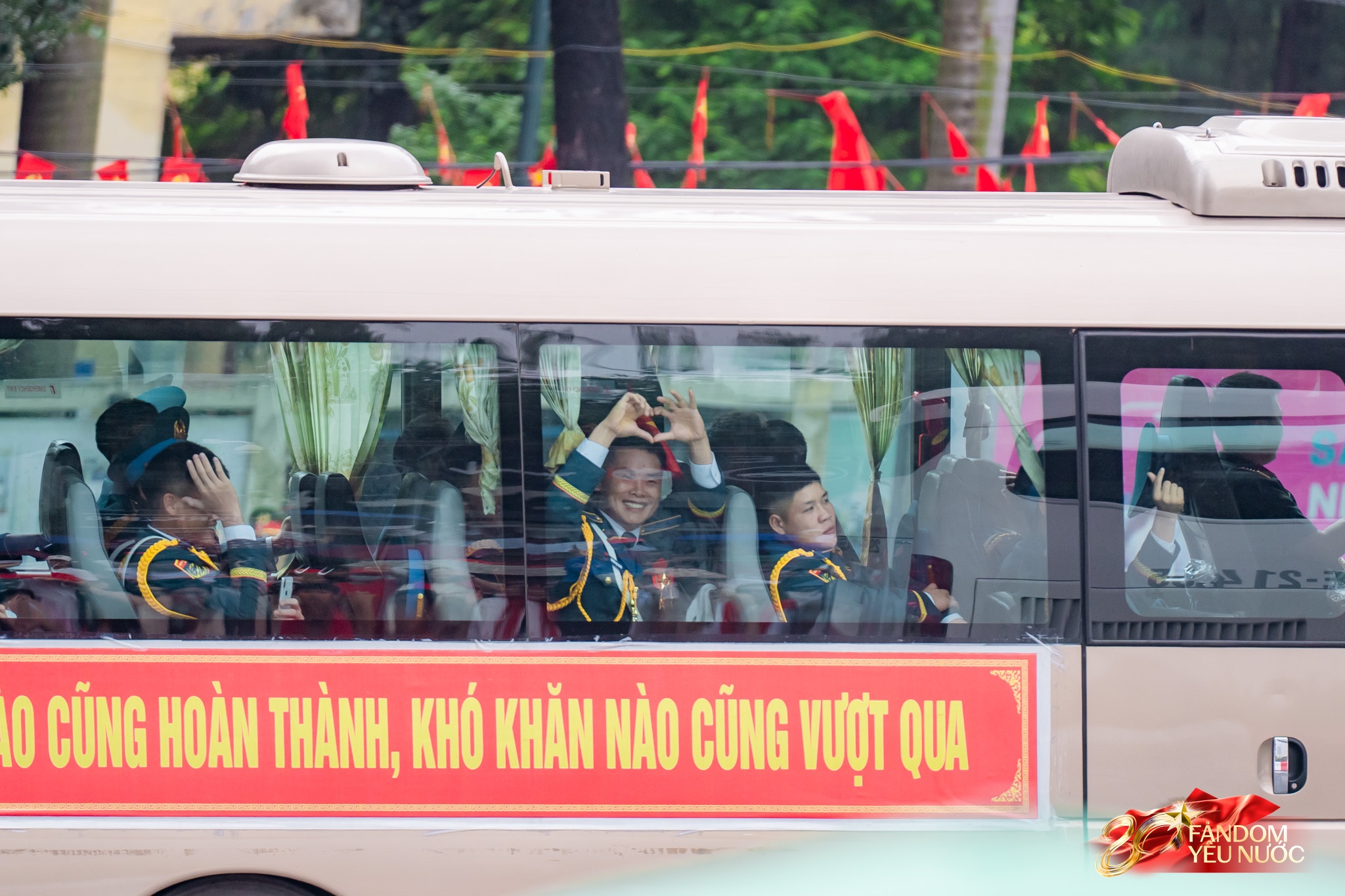 Trời đẹp, hết giờ làm việc, “khối yêu nước” đã sẵn sàng trên phố cho buổi sơ duyệt tối nay!- Ảnh 48.