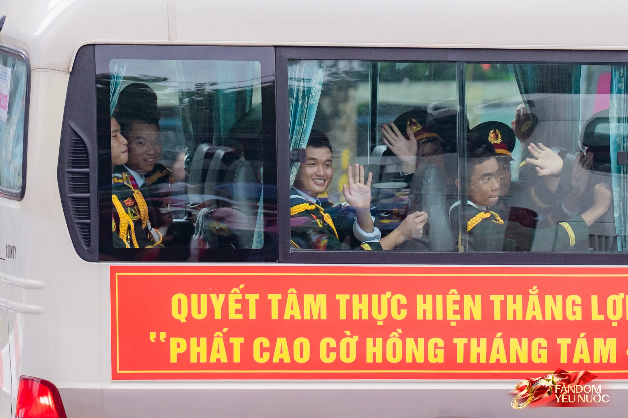 Trời đẹp, hết giờ làm việc, “khối yêu nước” đã sẵn sàng trên phố cho buổi sơ duyệt tối nay!- Ảnh 47.