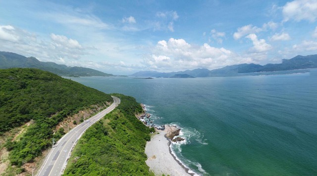 Cung đường một bên là núi, một bên là biển, du khách nhận xét: "Nhất định phải đi qua một lần trong đời!"- Ảnh 2.