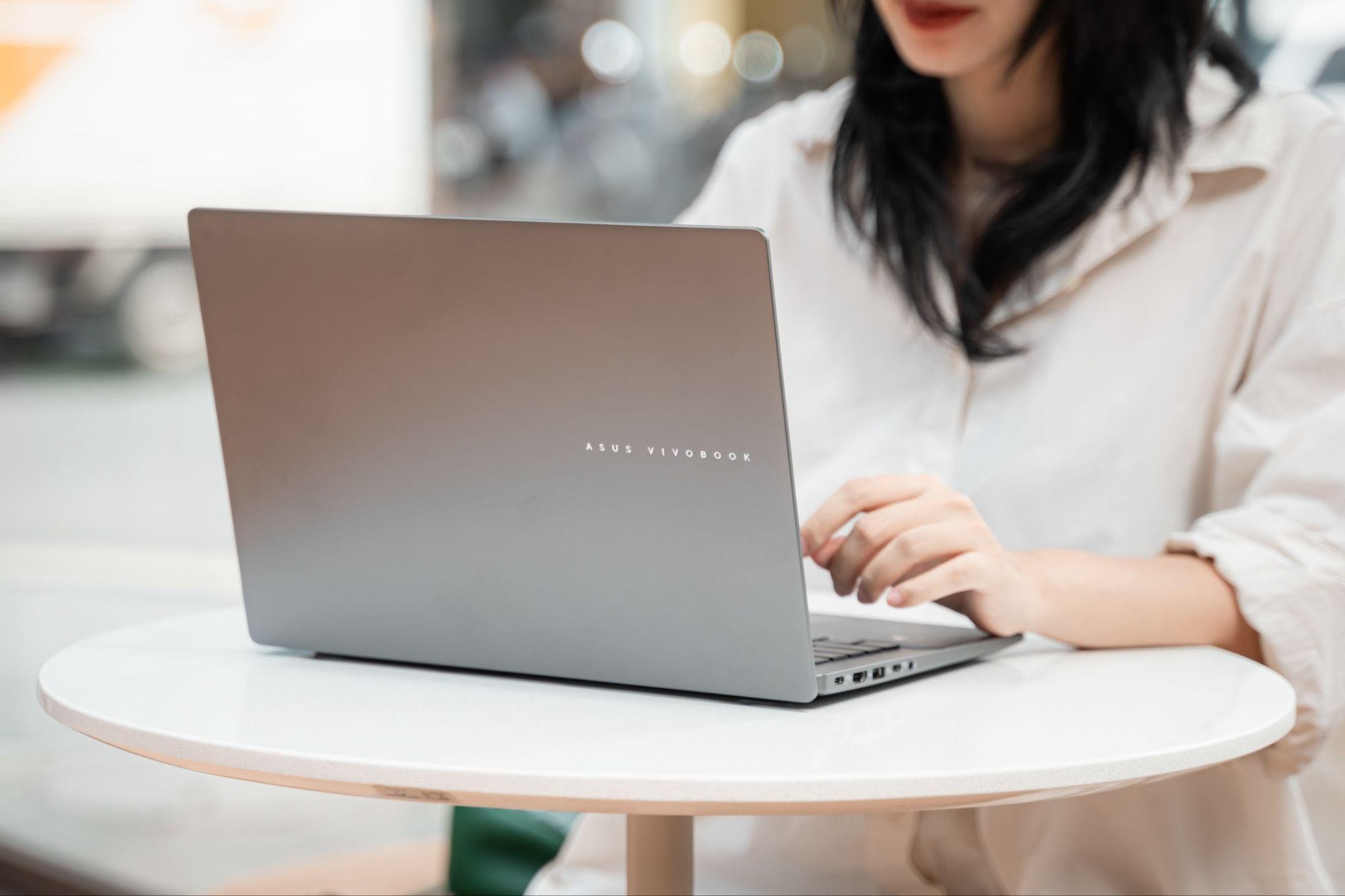 Tân sinh viên mua laptop này thì chuẩn bài: Pin lâu, mỏng nhẹ, lại có cả “ChatGPT” chạy offline- Ảnh 1.