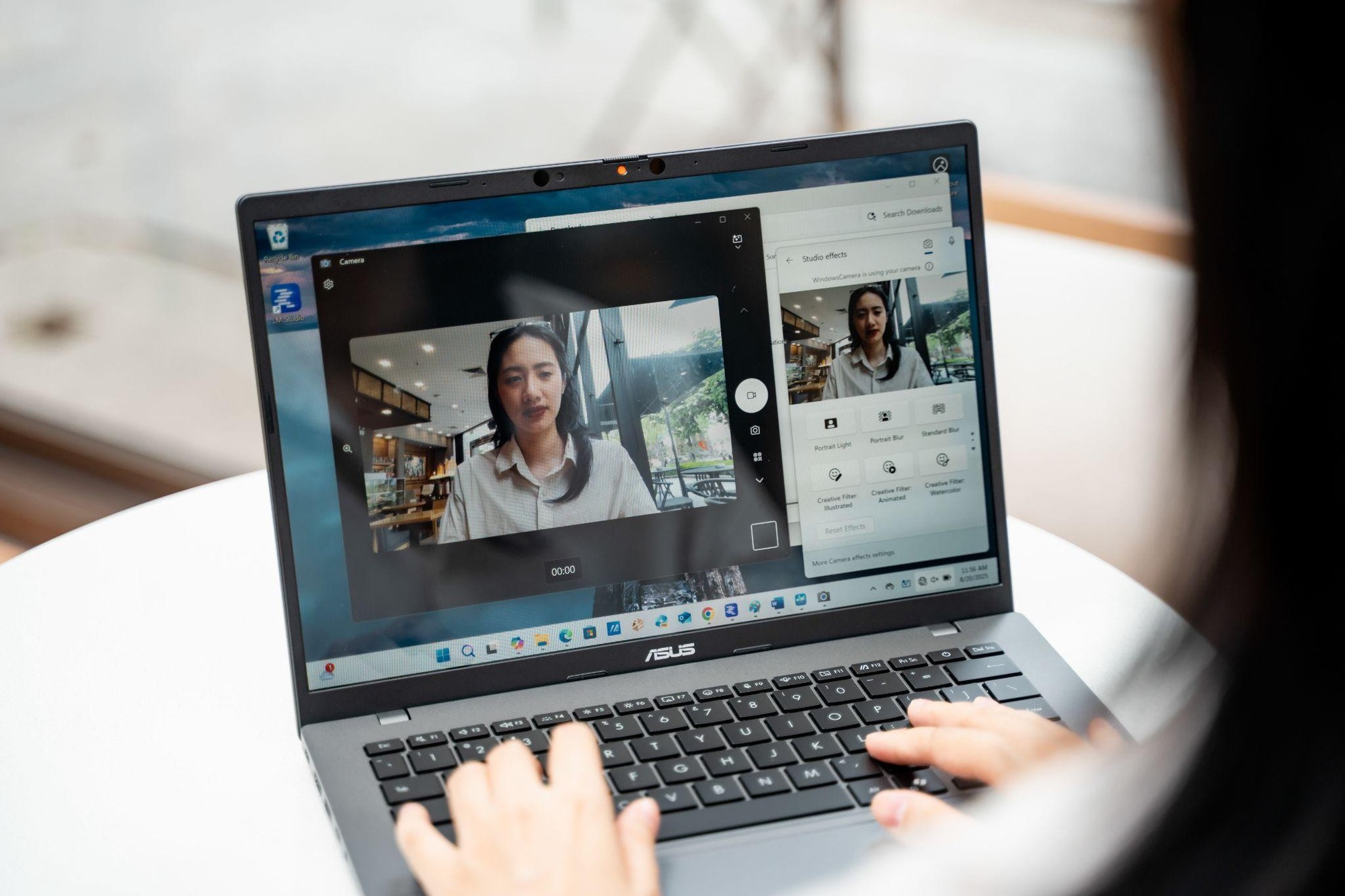 Tân sinh viên mua laptop này thì chuẩn bài: Pin lâu, mỏng nhẹ, lại có cả “ChatGPT” chạy offline- Ảnh 5.