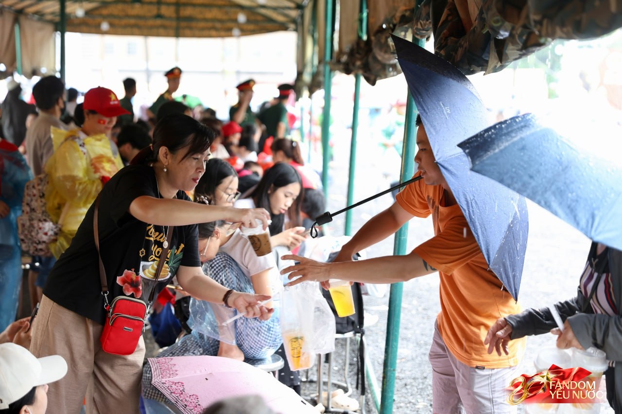 Người dân xuất phát lúc 4 giờ, đội mưa từ sáng sớm chờ đợi buổi sơ duyệt cấp Nhà nước - Ảnh 2.