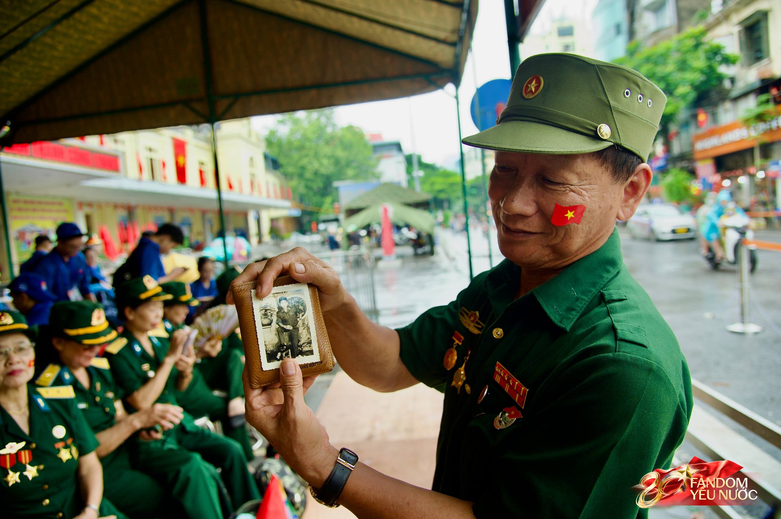 C&aacute;c khối diễu binh diễu h&agrave;nh tươi cười vẫy tay ch&agrave;o người d&acirc;n tr&ecirc;n đường di chuyển về Quảng trường Ba Đ&igrave;nh- Ảnh 29.
