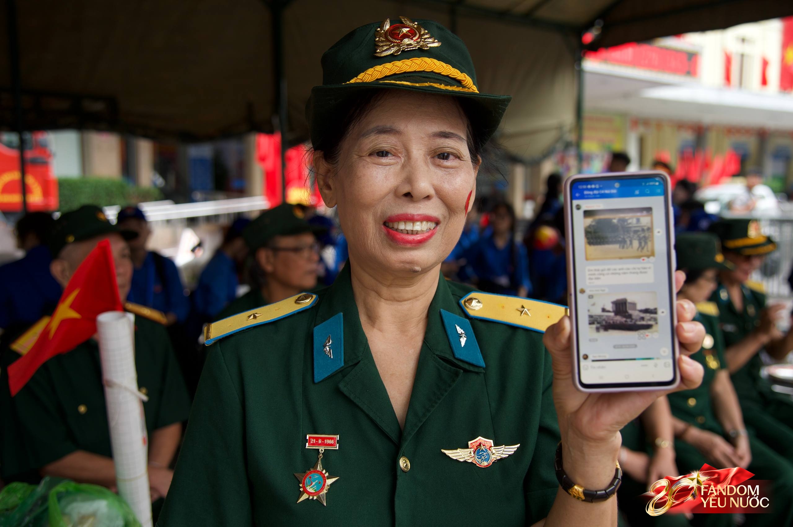 C&aacute;c khối diễu binh diễu h&agrave;nh tươi cười vẫy tay ch&agrave;o người d&acirc;n tr&ecirc;n đường di chuyển về Quảng trường Ba Đ&igrave;nh- Ảnh 26.