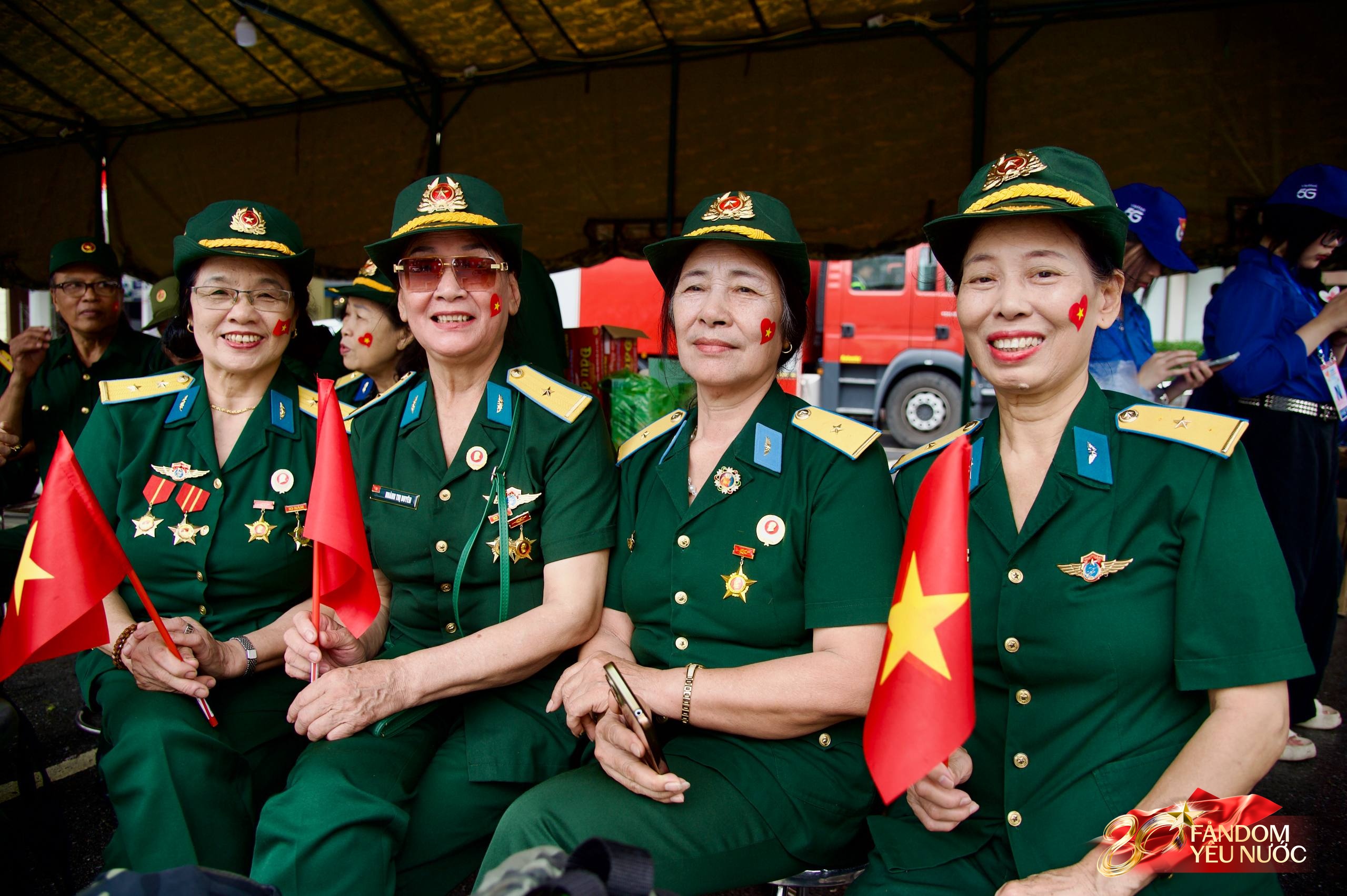 C&aacute;c khối diễu binh diễu h&agrave;nh tươi cười vẫy tay ch&agrave;o người d&acirc;n tr&ecirc;n đường di chuyển về Quảng trường Ba Đ&igrave;nh- Ảnh 27.