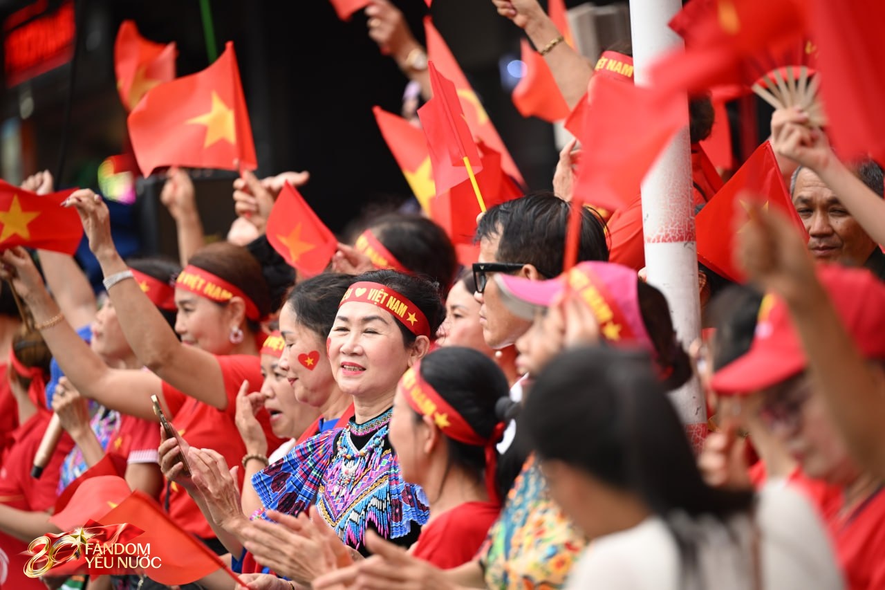 Phố phường Hà Nội rộn ràng tiếng hát ngày sơ duyệt Đại lễ 2/9, cả đoàn người đồng thanh Tiến Quốc Ca chuẩn đẳng cấp concert quốc gia!- Ảnh 1. Phố phường Hà Nội rộn ràng tiếng hát ngày sơ duyệt Đại lễ 2/9, cả đoàn người đồng thanh Tiến Quốc Ca chuẩn đẳng cấp concert quốc gia!- Ảnh 1.