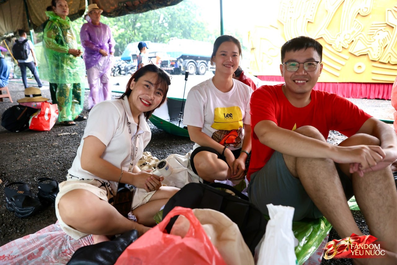 Người dân xuất phát lúc 4 giờ, đội mưa từ sáng sớm chờ đợi buổi sơ duyệt cấp Nhà nước - Ảnh 4.