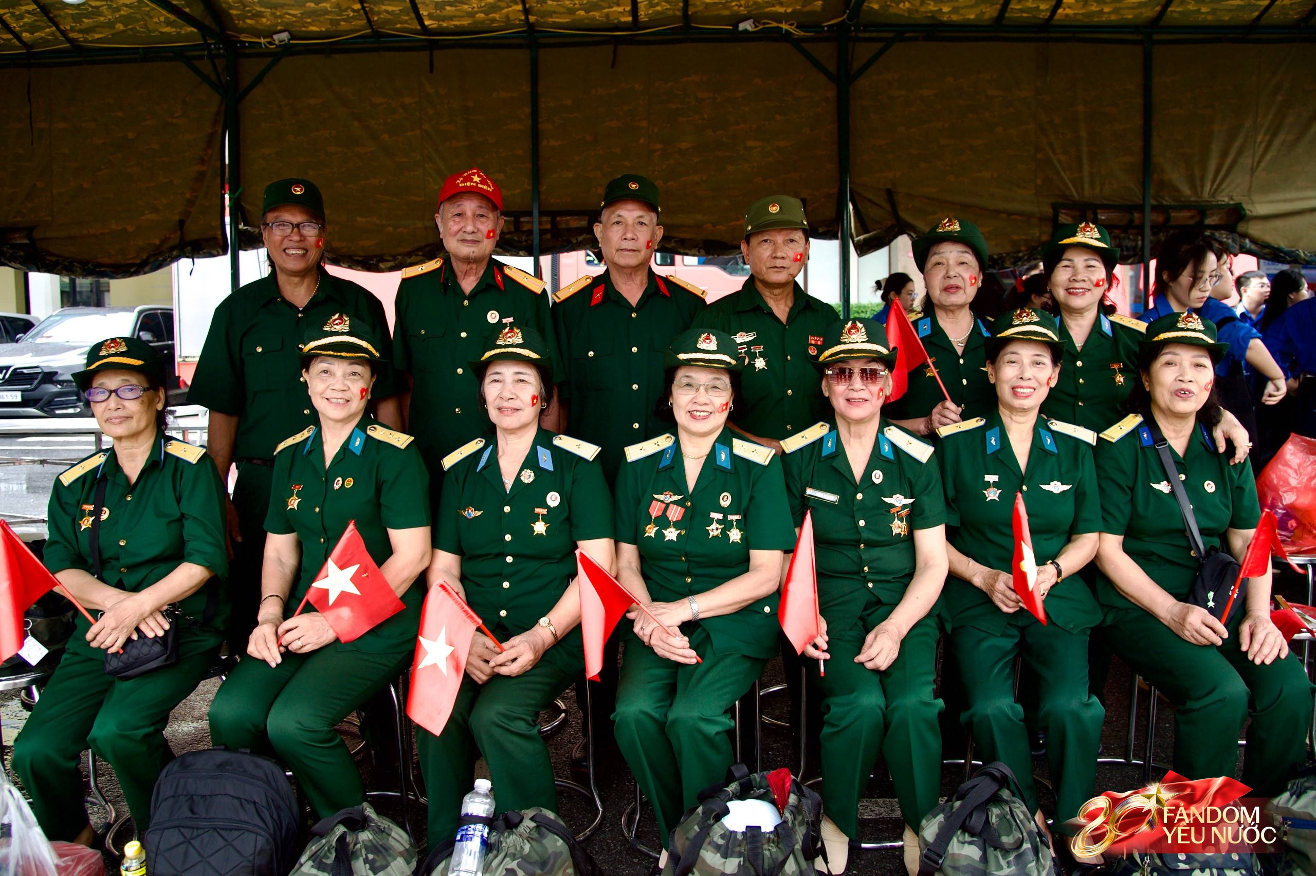 C&aacute;c khối diễu binh diễu h&agrave;nh tươi cười vẫy tay ch&agrave;o người d&acirc;n tr&ecirc;n đường di chuyển về Quảng trường Ba Đ&igrave;nh- Ảnh 28.