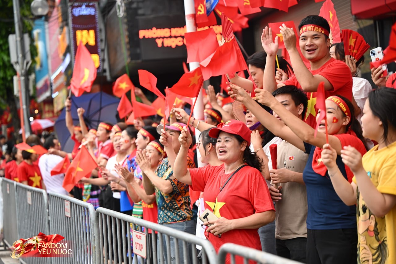 Phố phường Hà Nội rộn ràng tiếng hát ngày sơ duyệt Đại lễ 2/9, cả đoàn người đồng thanh Tiến Quốc Ca chuẩn đẳng cấp concert quốc gia!- Ảnh 2. Phố phường Hà Nội rộn ràng tiếng hát ngày sơ duyệt Đại lễ 2/9, cả đoàn người đồng thanh Tiến Quốc Ca chuẩn đẳng cấp concert quốc gia!- Ảnh 2.