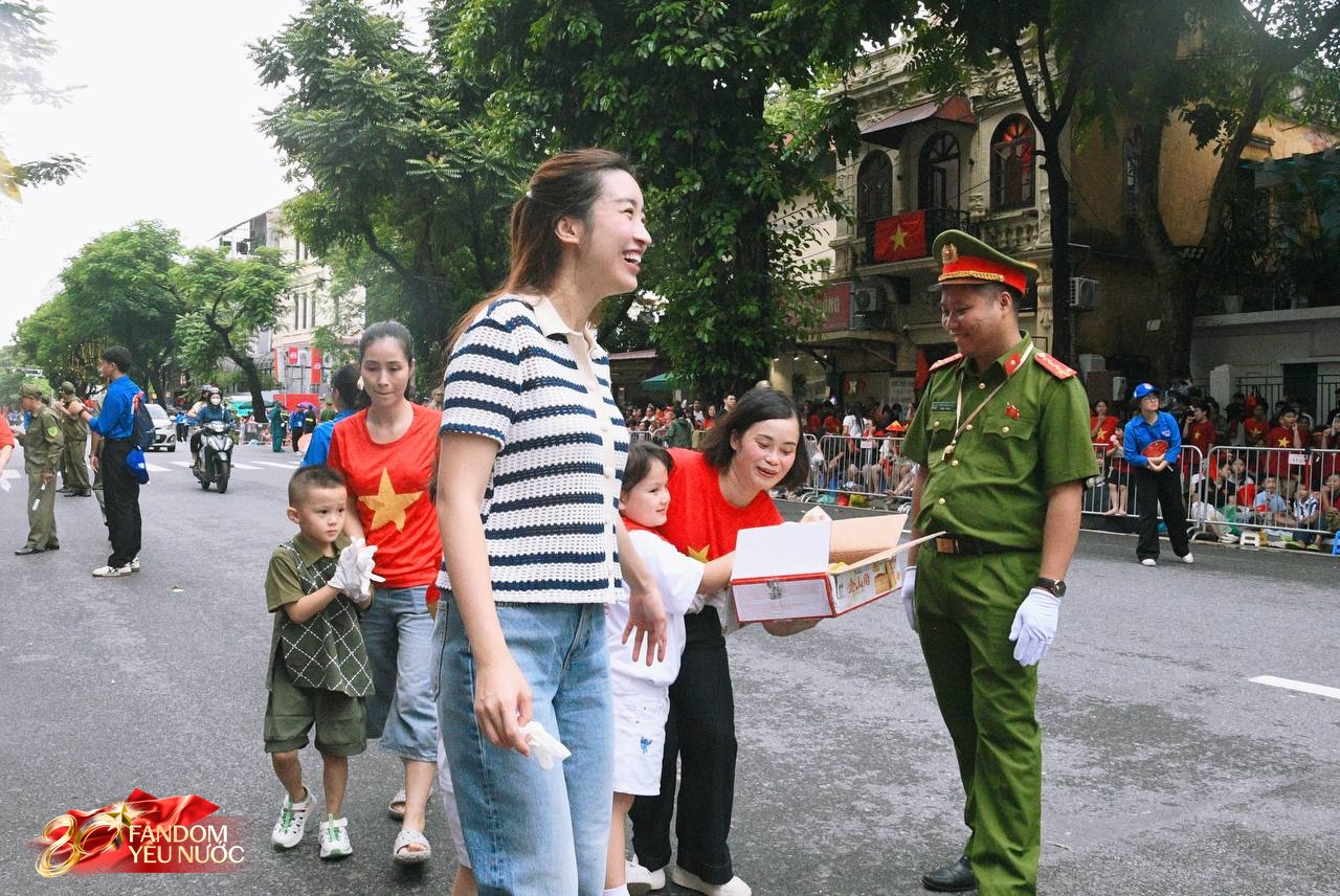 Xôn xao khắp phố: Hoa hậu Đỗ Mỹ Linh bất ngờ phát kem cho bà con đi xem A80, nhan sắc đời thường gây sốt!- Ảnh 12.