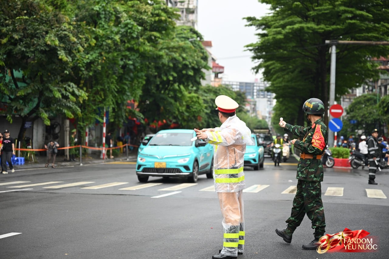 Giữa trưa Hà Nội ngớt mưa, dòng người ùn ùn đổ về xếp hàng chờ theo dõi buổi sơ duyệt cấp Nhà nước- Ảnh 1.