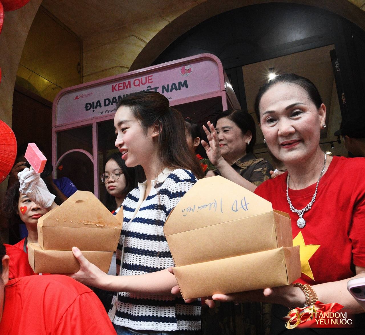 Dàn sao tại buổi sơ duyệt Đại lễ 2/9: Đen Vâu - Hoàng Thùy Linh chung khung hình, Tiểu Vy - Lương Thùy Linh rạng rỡ qua camera thường- Ảnh 14.