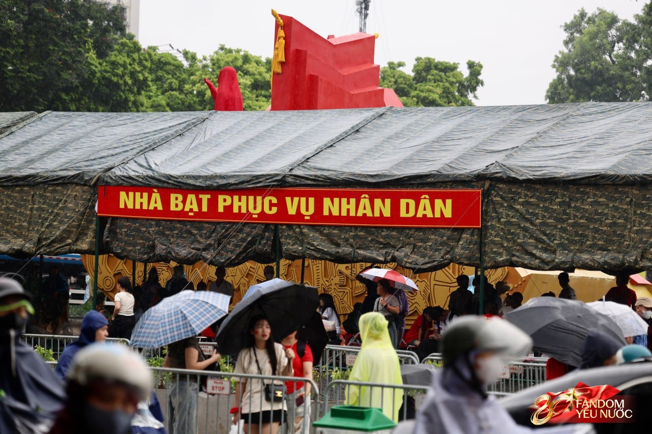 Người dân xuất phát lúc 4 giờ, đội mưa từ sáng sớm chờ đợi buổi sơ duyệt cấp Nhà nước - Ảnh 1.