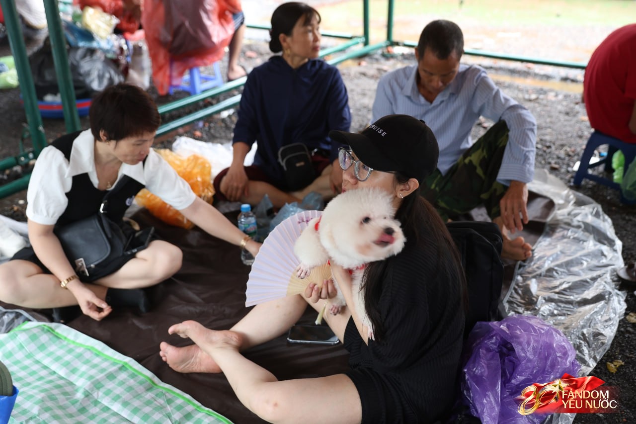 Người dân xuất phát lúc 4 giờ, đội mưa từ sáng sớm chờ đợi buổi sơ duyệt cấp Nhà nước - Ảnh 3.
