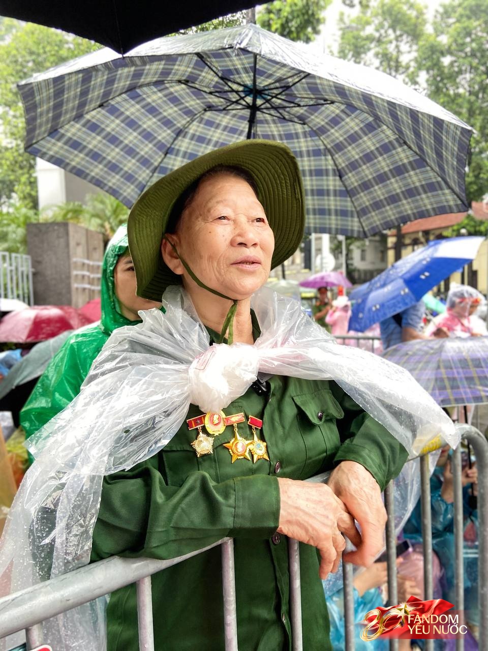 Không khí rộn ràng trong mưa: Có mặt từ 4-5h sáng, một nhóm hội cựu chiến binh hát vang ca khúc lịch sử giữa lòng Thủ đô- Ảnh 1. Không khí rộn ràng trong mưa: Có mặt từ 4-5h sáng, một nhóm hội cựu chiến binh hát vang ca khúc lịch sử giữa lòng Thủ đô- Ảnh 1.