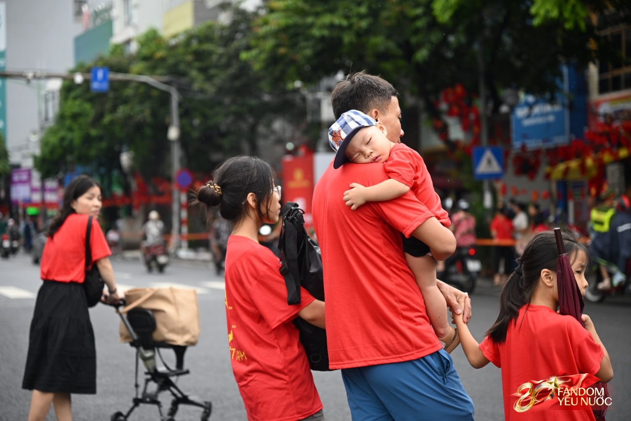 Giữa trưa Hà Nội ngớt mưa, dòng người ùn ùn đổ về xếp hàng chờ theo dõi buổi sơ duyệt cấp Nhà nước- Ảnh 8.