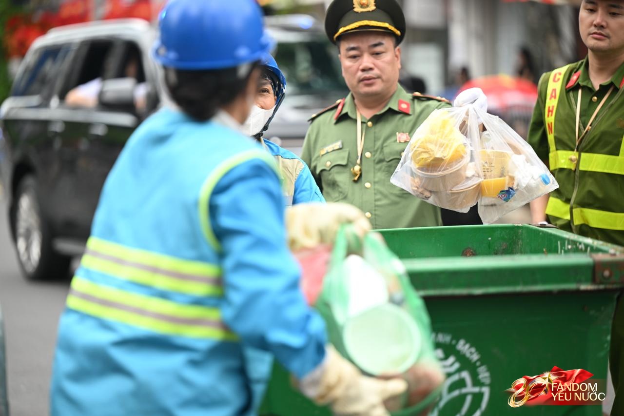 Clip: "Khối gìn giữ môi trường" tiến vào, khẩu lệnh được hô lên cực tâm lý khiến cả góc phố vỗ tay rần rần!- Ảnh 6.