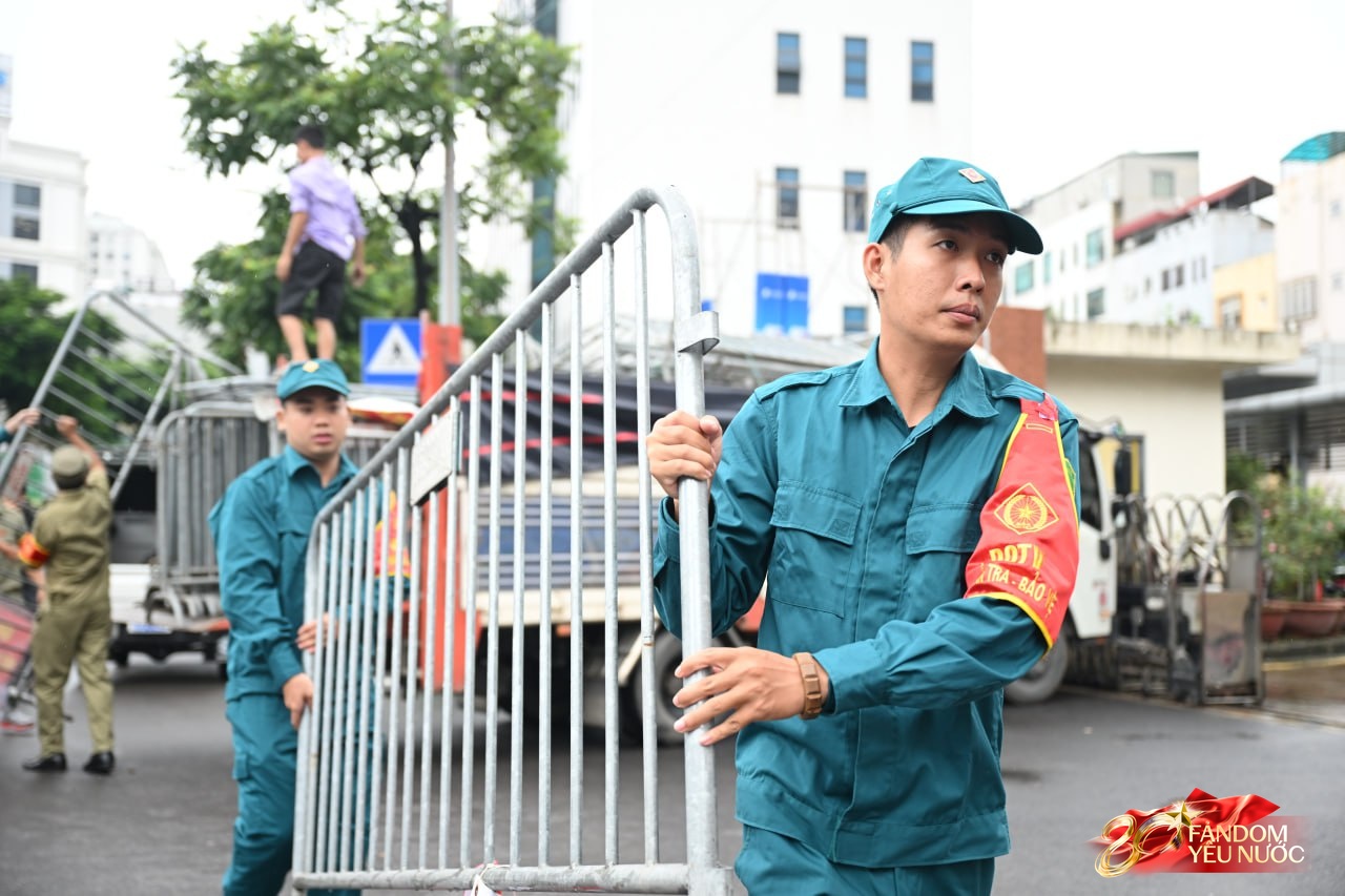 Giữa trưa Hà Nội ngớt mưa, dòng người ùn ùn đổ về xếp hàng chờ theo dõi buổi sơ duyệt cấp Nhà nước- Ảnh 3.