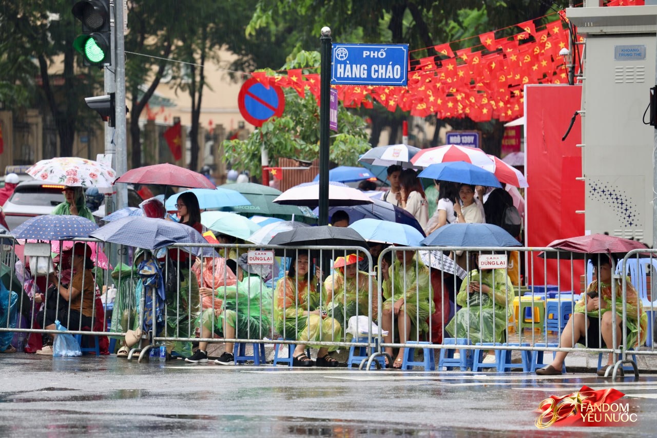 Người dân xuất phát lúc 4 giờ, đội mưa từ sáng sớm chờ đợi buổi sơ duyệt cấp Nhà nước - Ảnh 13.
