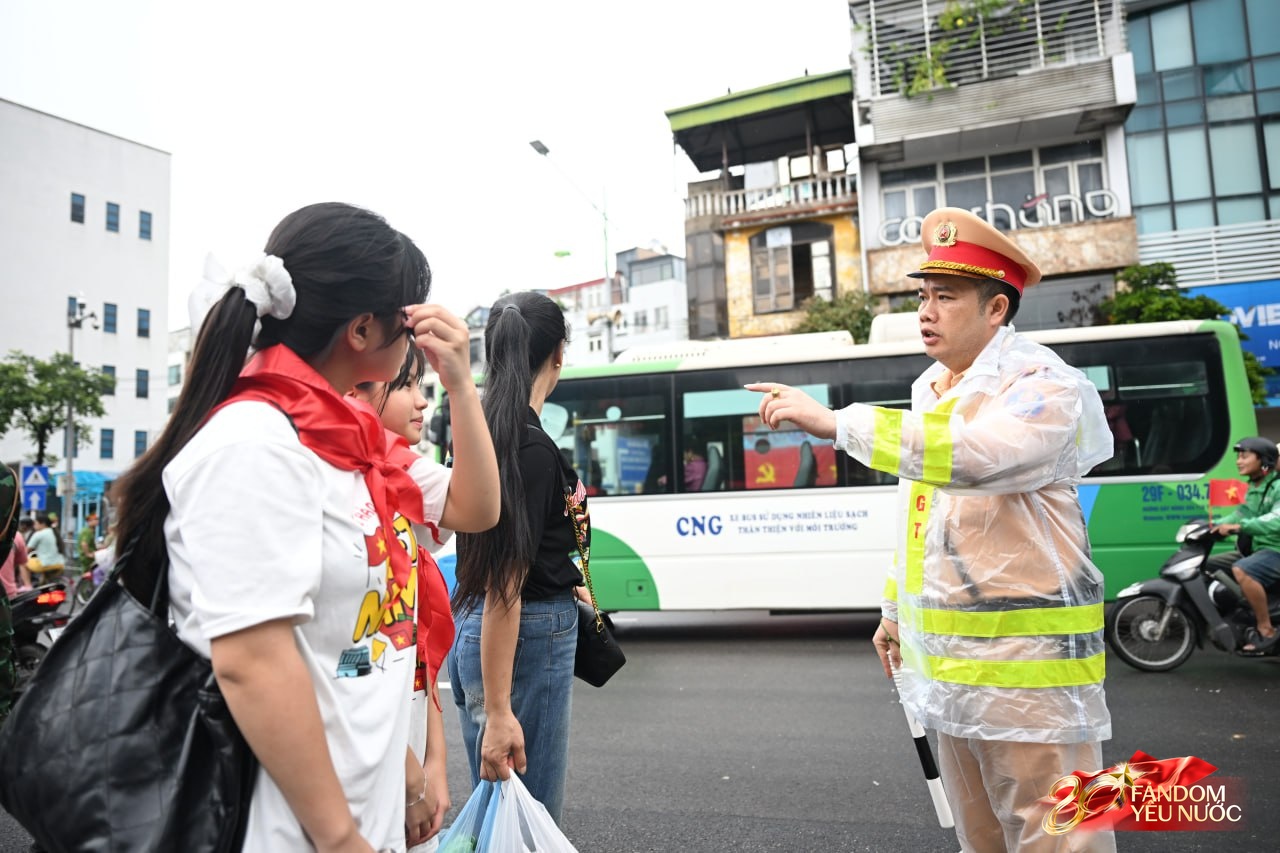 Giữa trưa Hà Nội ngớt mưa, dòng người ùn ùn đổ về xếp hàng chờ theo dõi buổi sơ duyệt cấp Nhà nước- Ảnh 2.