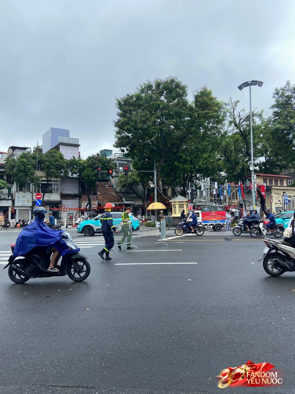 Giữa trưa Hà Nội ngớt mưa, dòng người ùn ùn đổ về xếp hàng chờ theo dõi buổi sơ duyệt cấp Nhà nước- Ảnh 4.