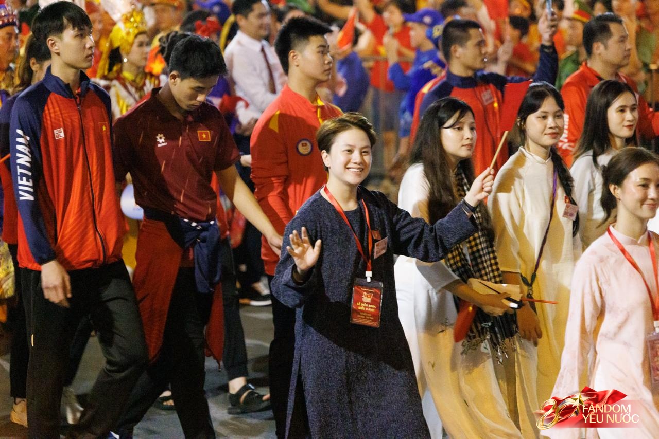 Clip: Hoàng Thuỳ Linh - Đen Vâu nối đuôi nhau sơ duyệt diễu hành, biểu cảm hân hoan cực đáng yêu gây sốt MXH!- Ảnh 12. Clip: Hoàng Thuỳ Linh - Đen Vâu nối đuôi nhau sơ duyệt diễu hành, biểu cảm hân hoan cực đáng yêu gây sốt MXH!- Ảnh 12.