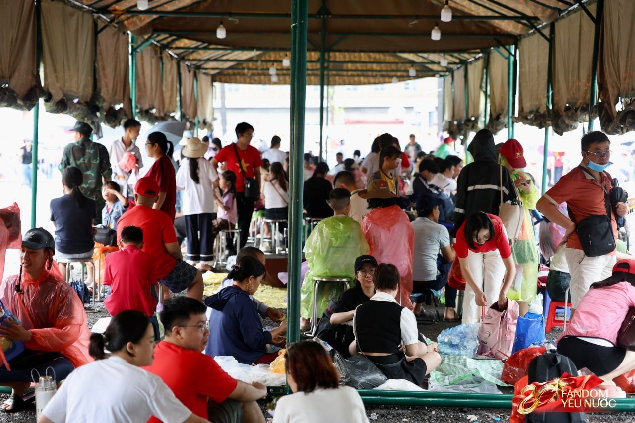 Người dân xuất phát lúc 4 giờ, đội mưa từ sáng sớm chờ đợi buổi sơ duyệt cấp Nhà nước - Ảnh 5.