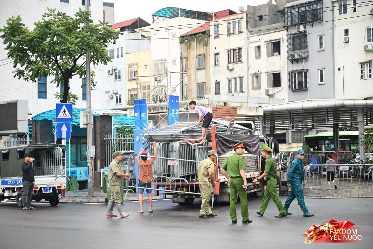 Giữa trưa Hà Nội ngớt mưa, dòng người ùn ùn đổ về xếp hàng chờ theo dõi buổi sơ duyệt cấp Nhà nước- Ảnh 5.