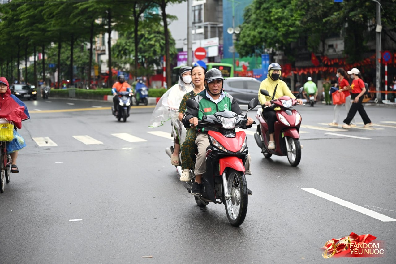 Giữa trưa Hà Nội ngớt mưa, dòng người ùn ùn đổ về xếp hàng chờ theo dõi buổi sơ duyệt cấp Nhà nước- Ảnh 7.
