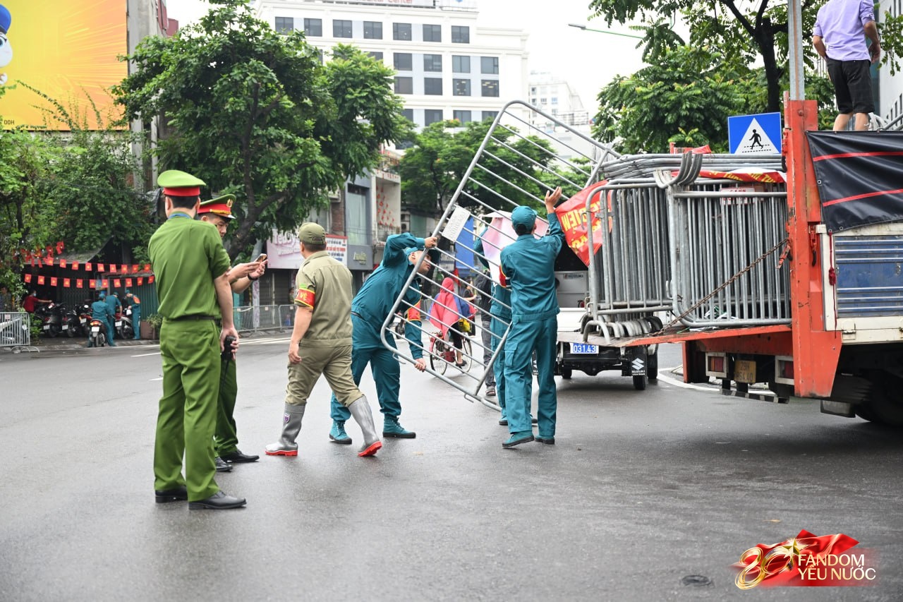 Giữa trưa Hà Nội ngớt mưa, dòng người ùn ùn đổ về xếp hàng chờ theo dõi buổi sơ duyệt cấp Nhà nước- Ảnh 6.