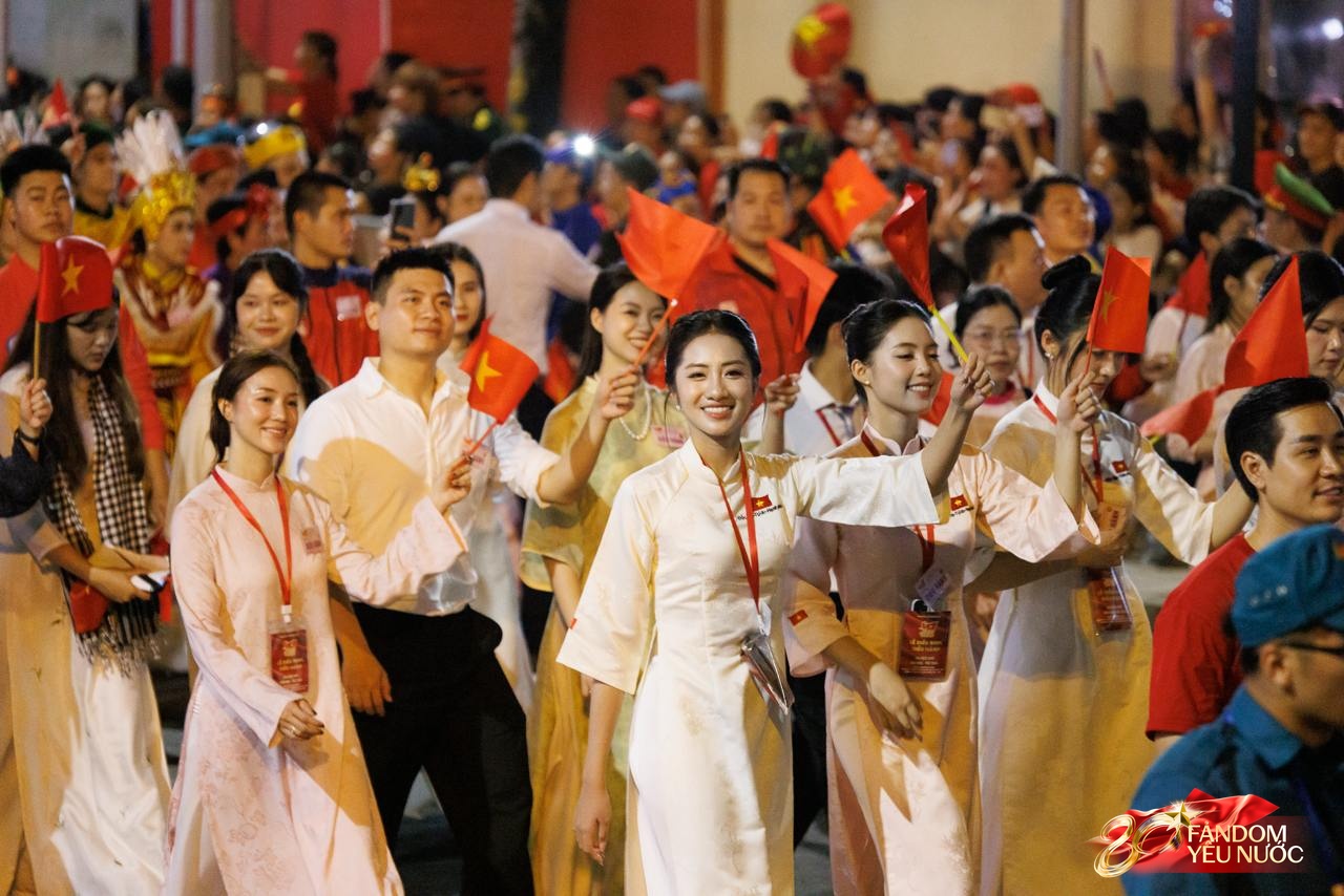 Clip: Hoàng Thuỳ Linh - Đen Vâu nối đuôi nhau sơ duyệt diễu hành, biểu cảm hân hoan cực đáng yêu gây sốt MXH!- Ảnh 8. Clip: Hoàng Thuỳ Linh - Đen Vâu nối đuôi nhau sơ duyệt diễu hành, biểu cảm hân hoan cực đáng yêu gây sốt MXH!- Ảnh 8.