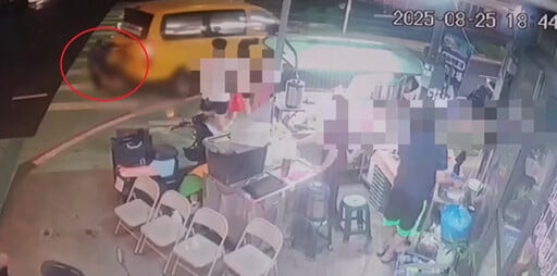 Tài xế taxi tử vong khi cố ngăn xe của mình lùi lại phía sau- Ảnh 1.