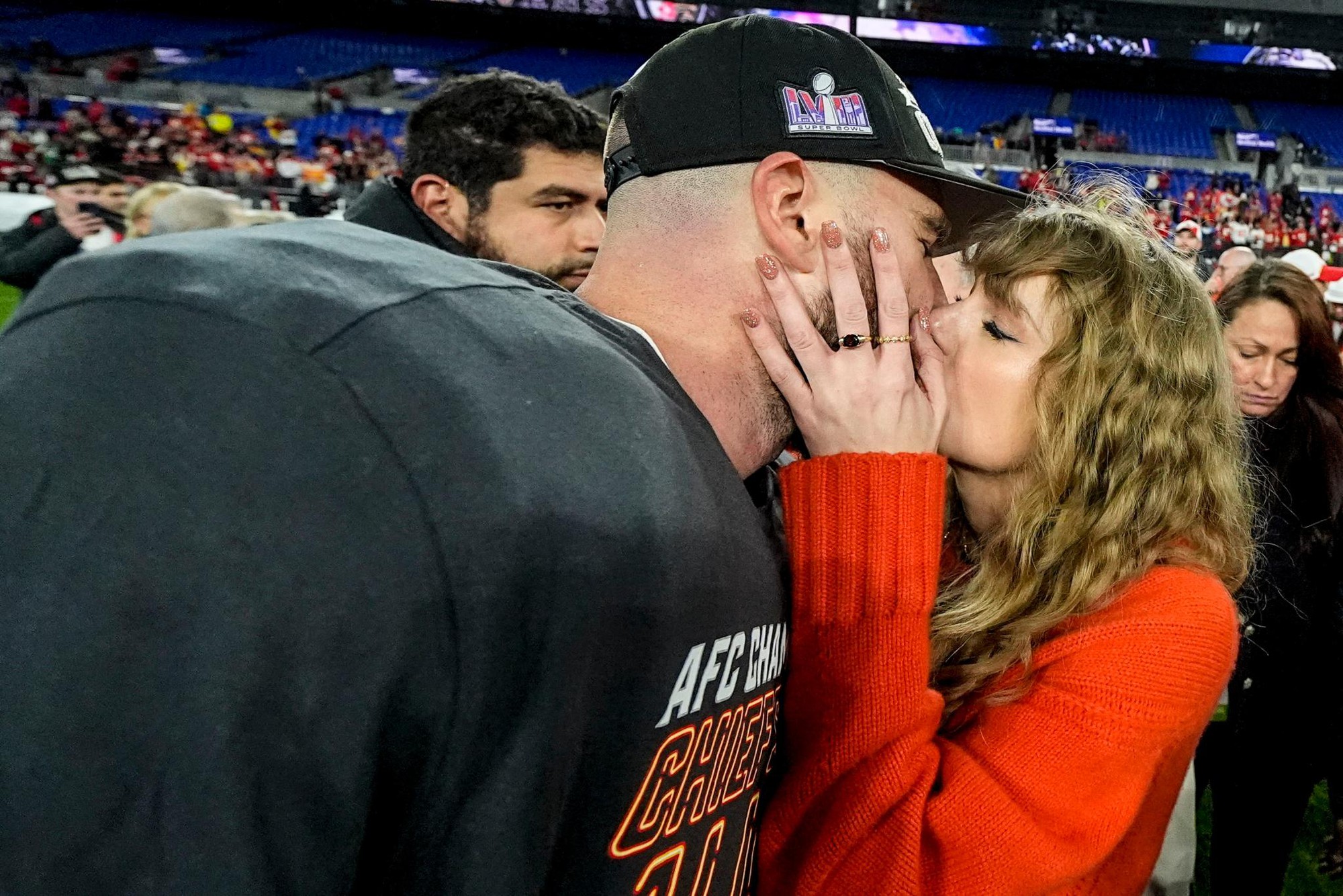 Ảnh: Toàn bộ dòng thời gian hẹn hò lãng mạn của Taylor Swift và Travis Kelce trước màn đính hôn bùng nổ cõi mạng- Ảnh 23.