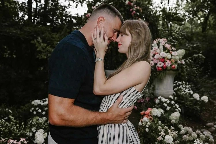 Taylor Swift đính hôn: Hoàng tử William, Công nương Kate và Meghan Markle đồng loạt có động thái gây chú ý- Ảnh 1.