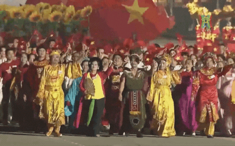 Clip: Hoàng Thuỳ Linh - Đen Vâu nối đuôi nhau sơ duyệt diễu hành, biểu cảm hân hoan cực đáng yêu gây sốt MXH!- Ảnh 1. Clip: Hoàng Thuỳ Linh - Đen Vâu nối đuôi nhau sơ duyệt diễu hành, biểu cảm hân hoan cực đáng yêu gây sốt MXH!- Ảnh 1.