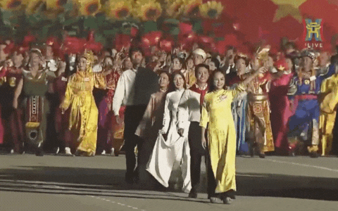 Clip: Hoàng Thuỳ Linh - Đen Vâu nối đuôi nhau sơ duyệt diễu hành, biểu cảm hân hoan cực đáng yêu gây sốt MXH!- Ảnh 2. Clip: Hoàng Thuỳ Linh - Đen Vâu nối đuôi nhau sơ duyệt diễu hành, biểu cảm hân hoan cực đáng yêu gây sốt MXH!- Ảnh 2.