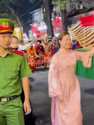 Clip: Hoàng Thuỳ Linh - Đen Vâu nối đuôi nhau sơ duyệt diễu hành, biểu cảm hân hoan cực đáng yêu gây sốt MXH!- Ảnh 3. Clip: Hoàng Thuỳ Linh - Đen Vâu nối đuôi nhau sơ duyệt diễu hành, biểu cảm hân hoan cực đáng yêu gây sốt MXH!- Ảnh 3.