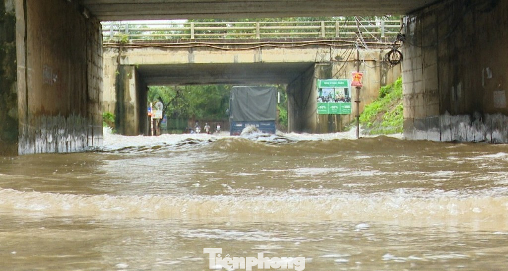 "Phong toả" nhiều hầm chui đại lộ Thăng Long v&igrave; ngập s&acirc;u- Ảnh 1.
