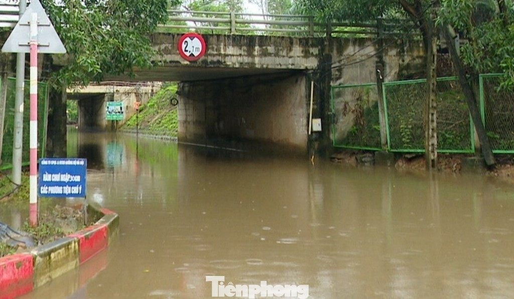 "Phong toả" nhiều hầm chui đại lộ Thăng Long v&igrave; ngập s&acirc;u- Ảnh 2.