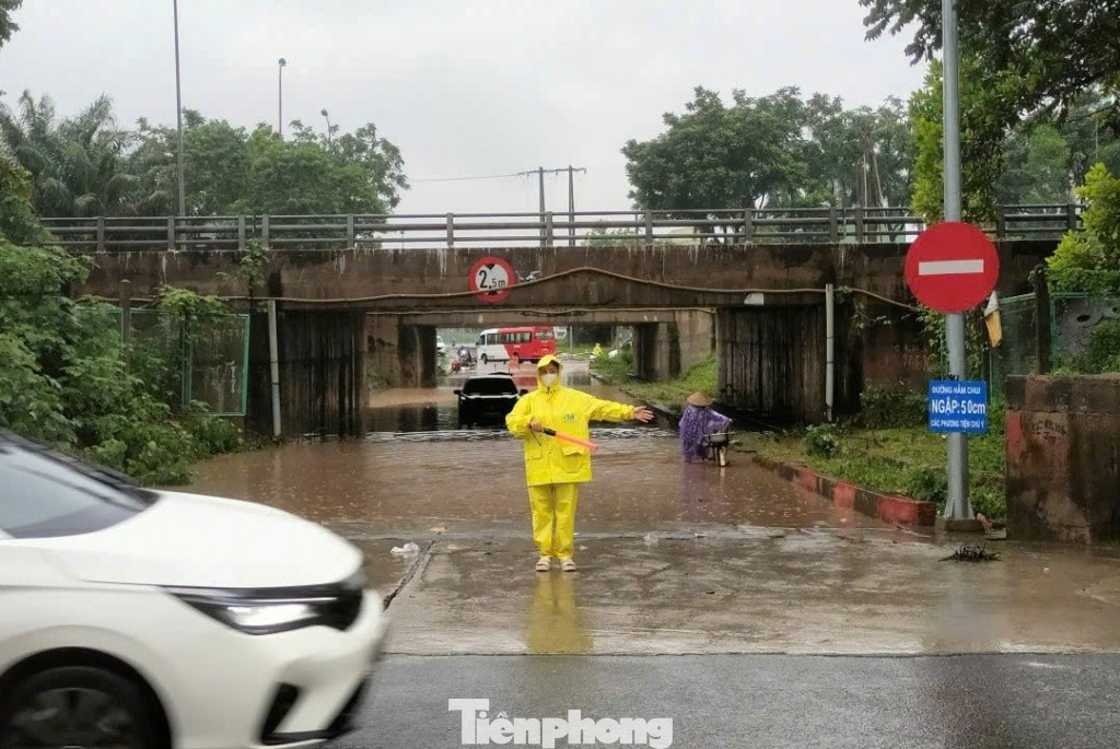 "Phong toả" nhiều hầm chui đại lộ Thăng Long v&igrave; ngập s&acirc;u- Ảnh 3.