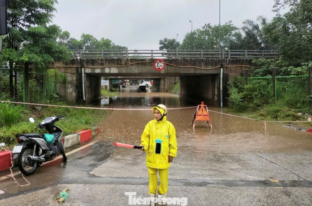 "Phong toả" nhiều hầm chui đại lộ Thăng Long v&igrave; ngập s&acirc;u- Ảnh 4.