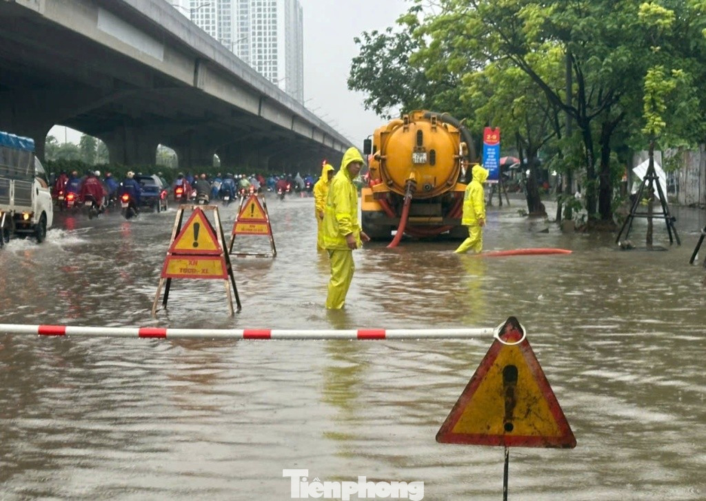 "Phong toả" nhiều hầm chui đại lộ Thăng Long v&igrave; ngập s&acirc;u- Ảnh 6.