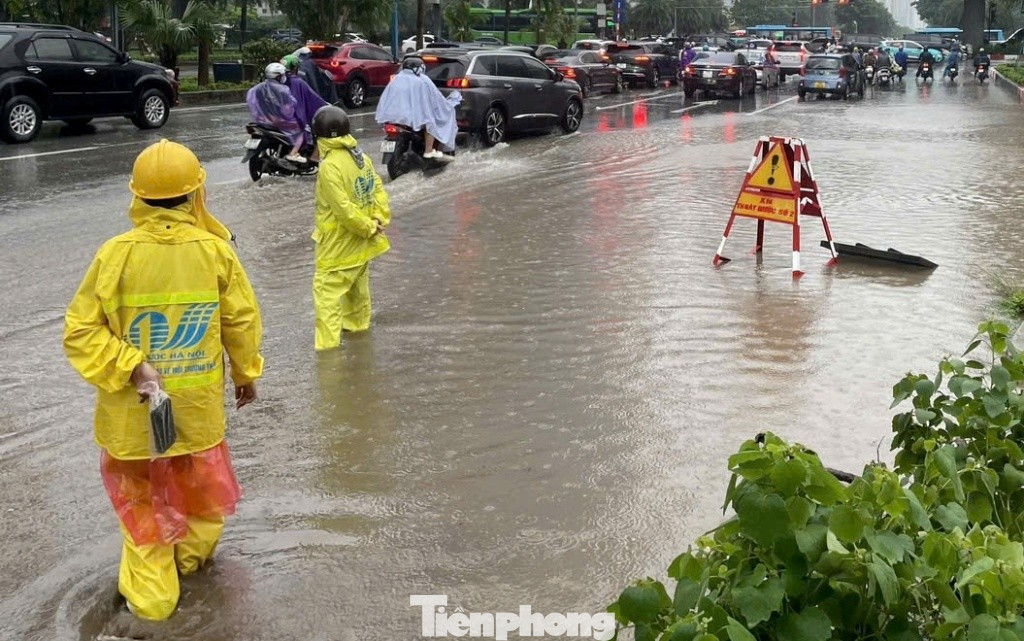"Phong toả" nhiều hầm chui đại lộ Thăng Long v&igrave; ngập s&acirc;u- Ảnh 8.