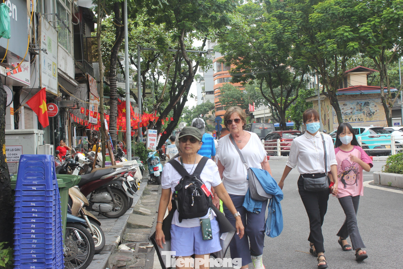 Khách Tây đi bộ 5km, uống 6 cốc nước để 'xí chỗ' xem sơ duyệt A80- Ảnh 7.