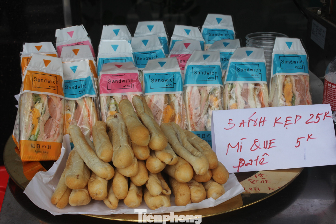 'Hốt bạc' nhờ bán nước, cho thuê ghế xem diễu binh, diễu hành- Ảnh 10.