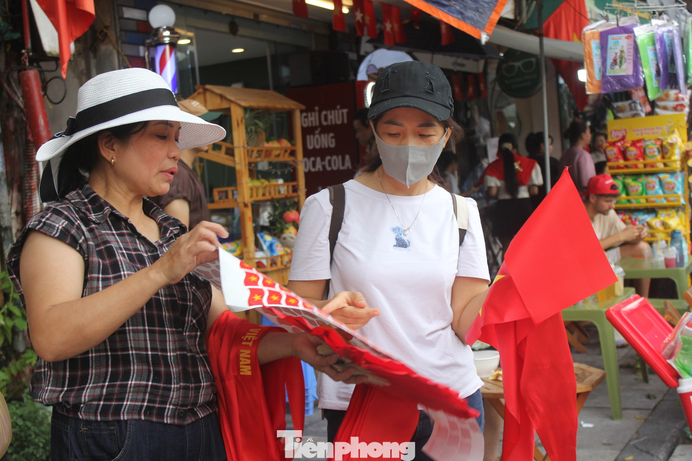 'Hốt bạc' nhờ bán nước, cho thuê ghế xem diễu binh, diễu hành- Ảnh 5.